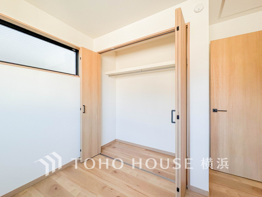 ナチュラルな木目が美しいクローゼット。たっぷり収納でき、室内をすっきり保てます。風通しの良い窓付きです。