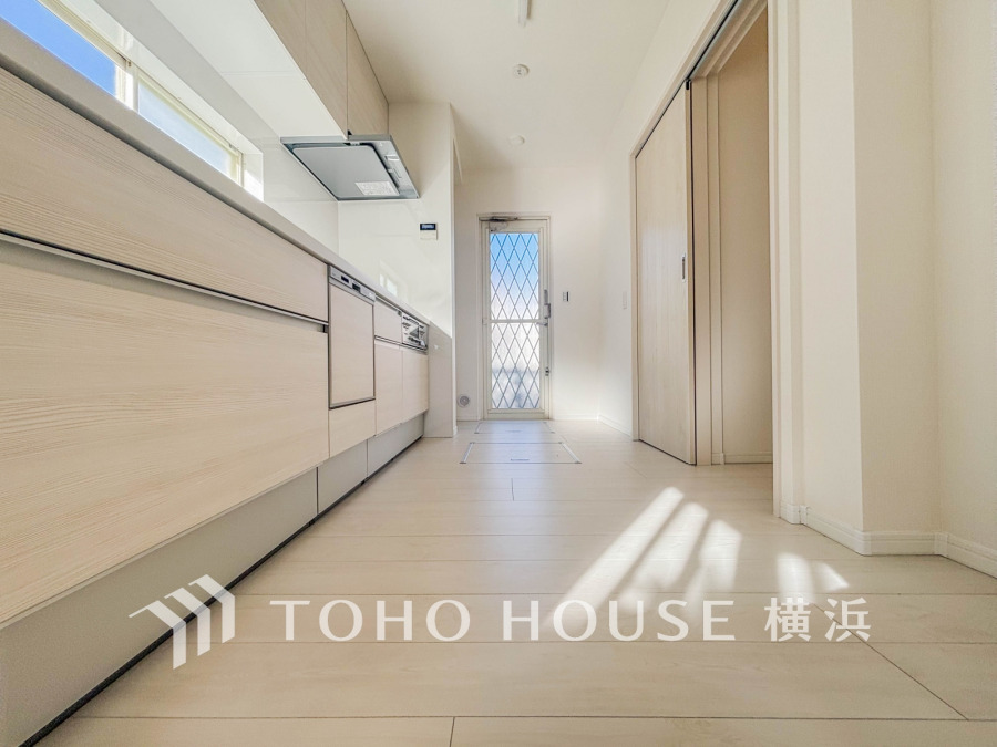 作業に集中しやすい独立型のキッチン。新規交換されたシステムキッチンの清潔感あふれる空間です。
