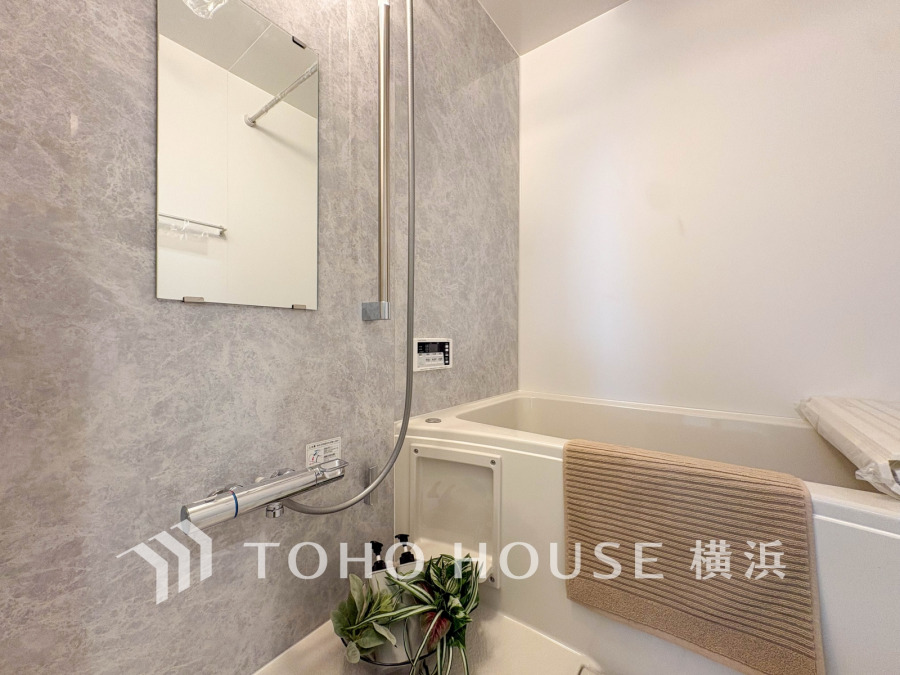 心地よいリラックスを叶える清潔感溢れる美しい空間。快適で機能的なバスルームです。
