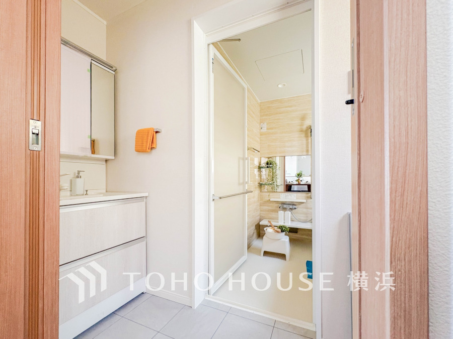 清潔感あふれる洗面室とバスルーム。収納も充実し、毎日の身支度やリラックスタイムを快適にサポートします。