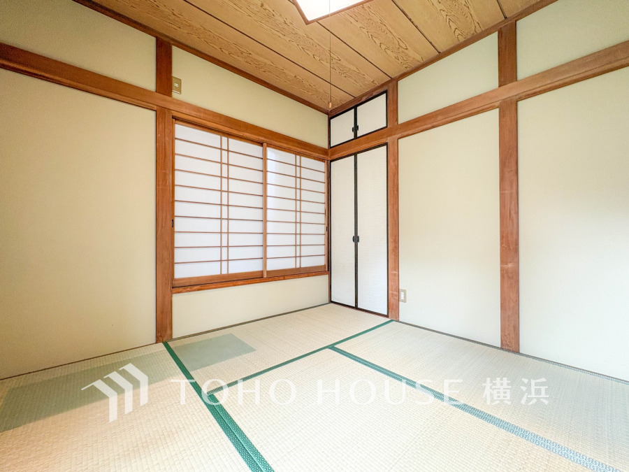 伝統的な和の趣を感じる、明るく清潔感のある畳の和室。収納も充実しています。