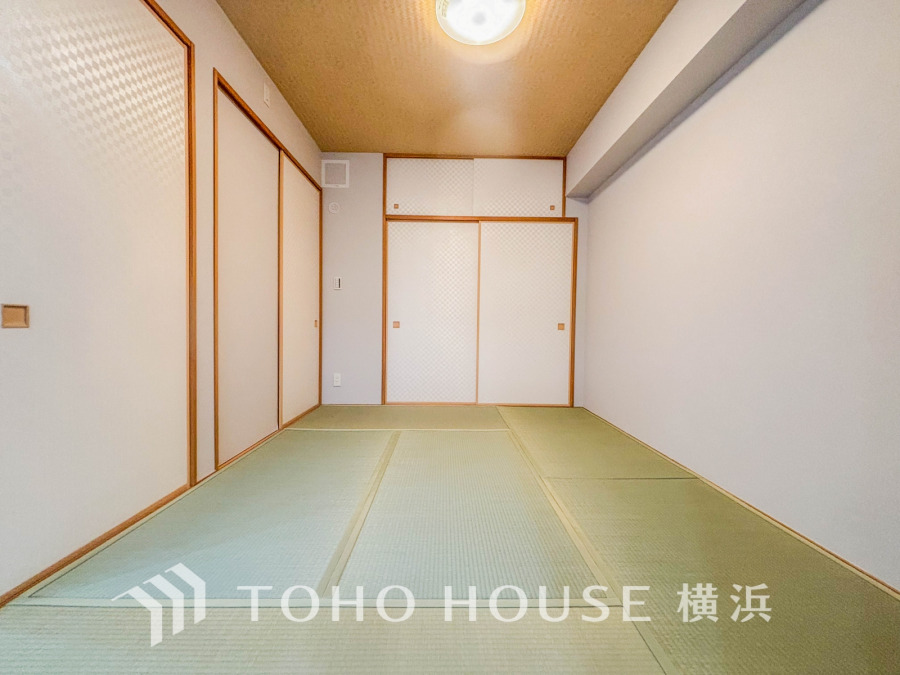 伝統的な日本情緒のある、温かみと落ち着きが感じられる和室です。来客時や一息つきたいときなどに利用できる用途多様な空間です。