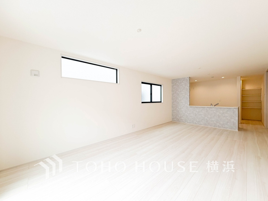 広々としたリビングダイニングは、シックでモダンな内装。落ち着いた雰囲気に包まれて、伸びやかな空間の中で、ゆったりと家族団らんのひとときを過ごせます。