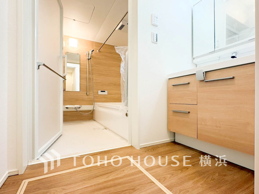 平日の朝であっても、落ち着きとくつろぎを感じられる。歯磨き粉が行方不明になるようなごちゃごちゃ感も解消。コーディネートされた空間で気持ちよく身だしなみを整えられます。