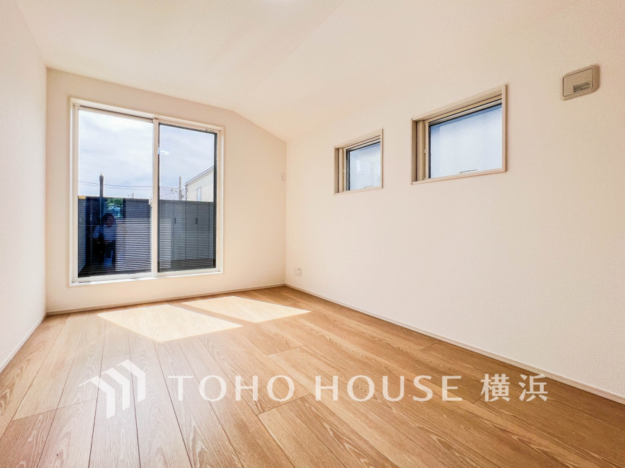 穏やかな風と陽光を導き、プライバシーに配慮された設計プランを採用し、居住性を一段と心地よいものにしています。明るく開放的な空間を演出しております。