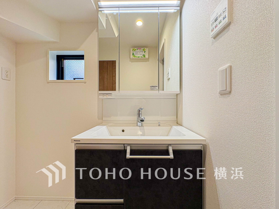 使いやすい機能が備えられた清潔感溢れる洗面空間。収納も充実しています。
