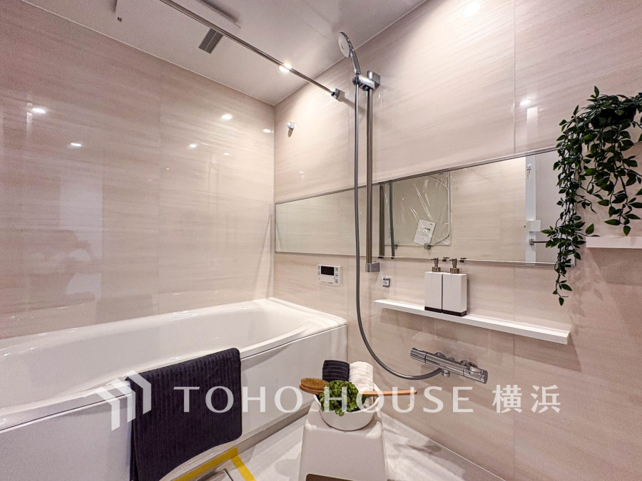 清潔感あふれるシンプルデザインのバスルーム。ゆったりとした浴槽で一日の疲れを癒せます。