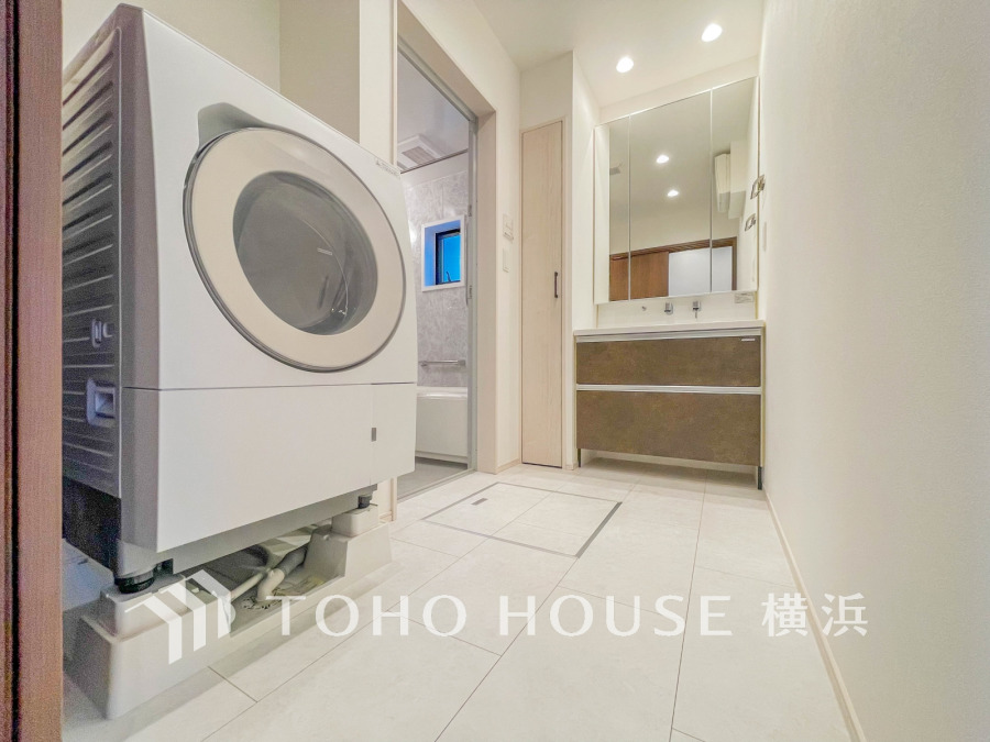 脱衣スペースを含む空間はゆとりの広さを設け、また洗面化粧台にも収納スペースを設ける事により、散らかりやすい洗面スペースをスッキリ保てます。