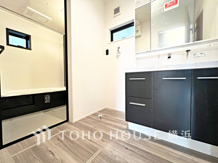 落ち着いた空間を演出するカラーと、ゆったり落ち着いてお使い頂ける広さが魅力のパウダールーム。居室からも独立しており、プライベート空間を保ちます。