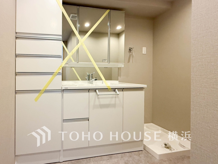 【2026年2月撮影】ご家族の1日が始まり、1日の終わりを締めくくる洗面空間。洗濯機を配置しても十分なスペースを確保した設計となっております。