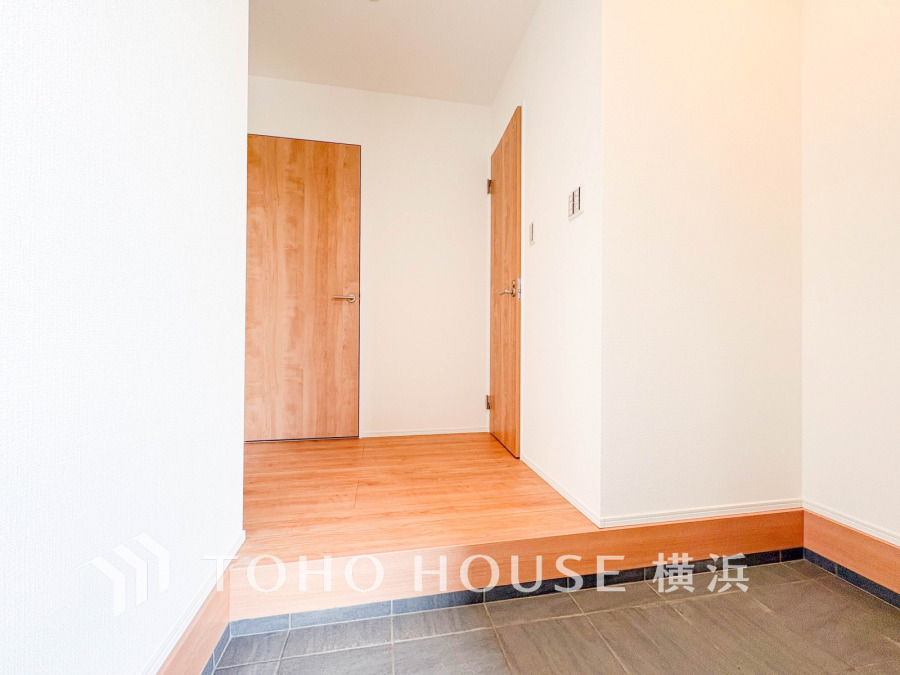 清潔感溢れる玄関がお出迎えする本邸宅の物語は、ここから始まる日常を期待させます。この場所には「希望」と「優越」で包み込んでくれる「特別」な空間があります。