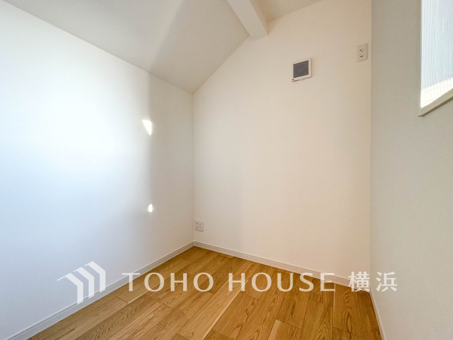 【Den】感性を育むプライベートルームはシンプルでスマートな空間。好みの空間で読書をしたり、音楽を聞いたりと一人の時間も充実したものにできます。