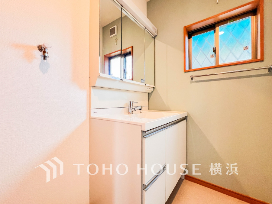 十分な大きさの洗面台は、身だしなみチェックや歯磨きなど、朝の慌ただしい時間でも余裕とゆとりを感じて頂けます。