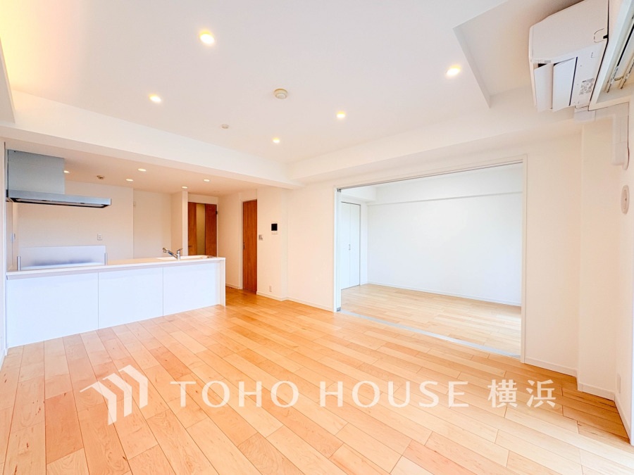 明るい自然光が差し込む、開放的なリビングと使いやすい対面キッチンのある快適な住空間です。