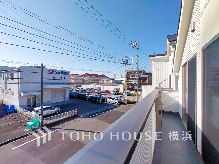 南西向きで開放感のあるバルコニーです。日当りがよく、日照時間も長い為洗濯物も短時間で乾きそう。
