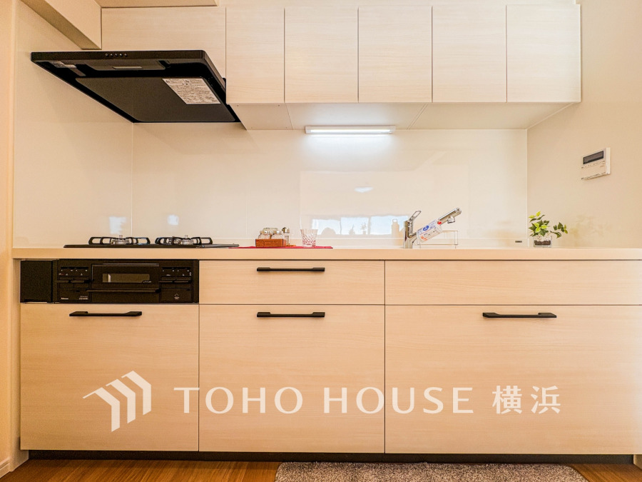 清潔感あふれるシンプルなキッチン。収納豊富で使いやすく、料理もスムーズに進みます。快適な空間設計です。