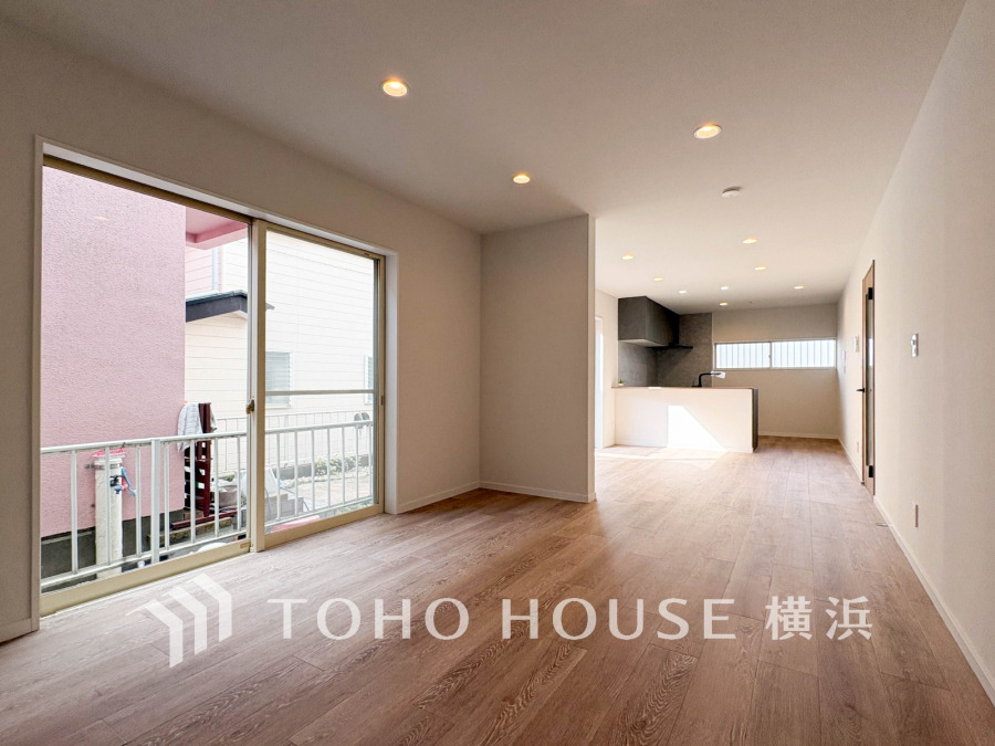 明るく開放的な空間が広がるLDK。室内には豊かな陽光が注ぎ込み、爽やかな住空間を演出。ホームパーティーでもゲストと一緒に料理を楽しみながら楽しい時間を過ごせそう。