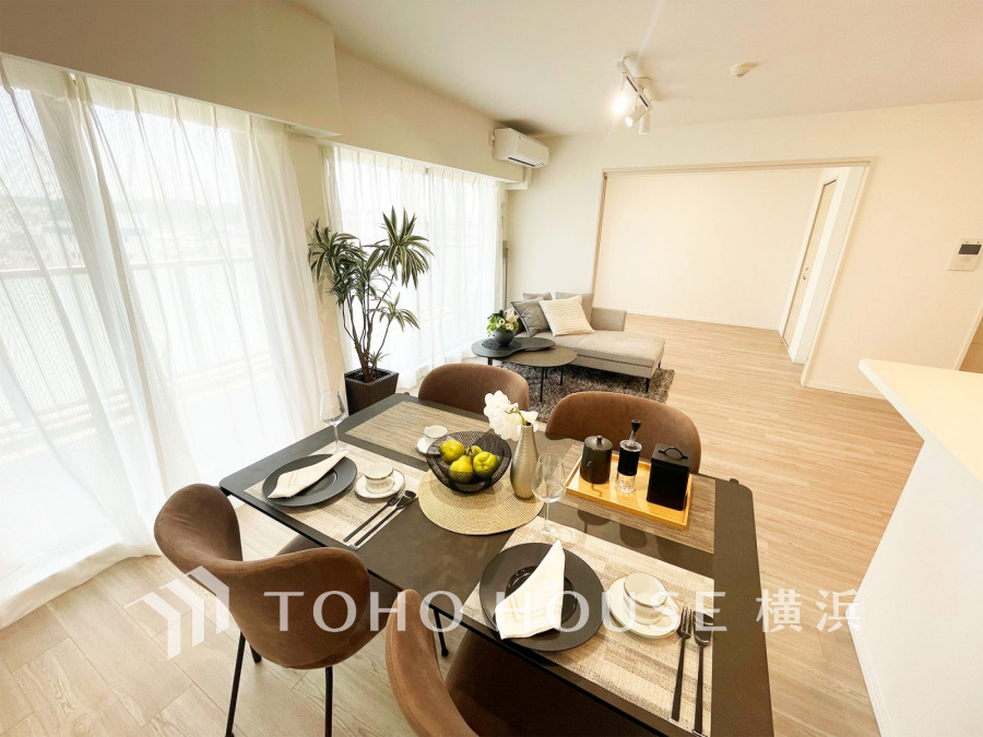 広く取られた窓からたっぷりと光が入る明るい空間。