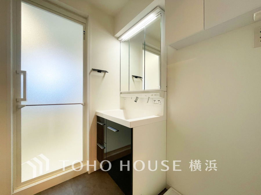 清潔感あふれる洗面台と大きな鏡で、毎日の身支度を快適にサポートする明るい洗面スペースです。