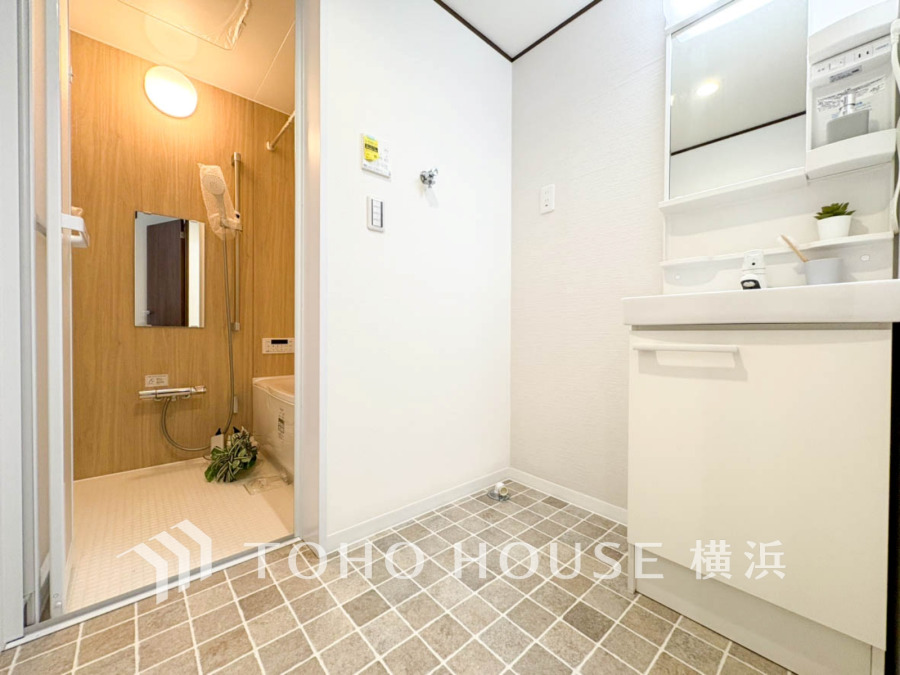 新規交換された洗面化粧台は美しく使いやすい機能が備えられています。