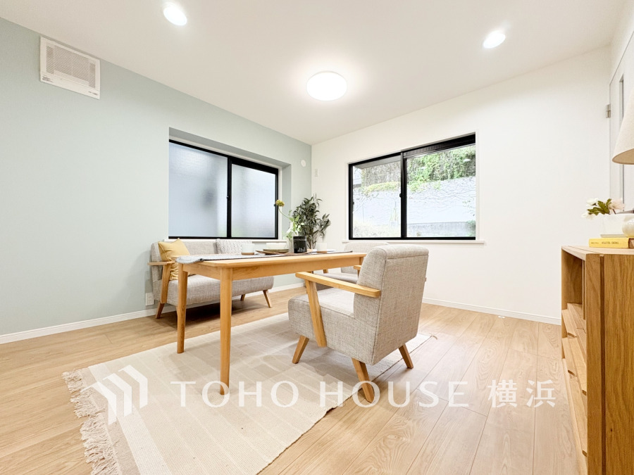 家族みんなが爽やかに健やかに過ごせるように、溢れる光をたっぷり取り込んだリビングダイニング。集いの場、憩いの場としての快適性を求めたやすらぎの空間です。