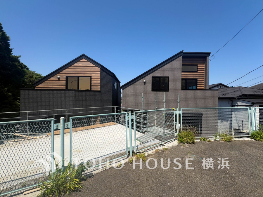 開放感のある高台の閑静な住宅街に誕生した全2棟の新築戸建て住宅（B棟：写真右）。カースペース1台分あり。