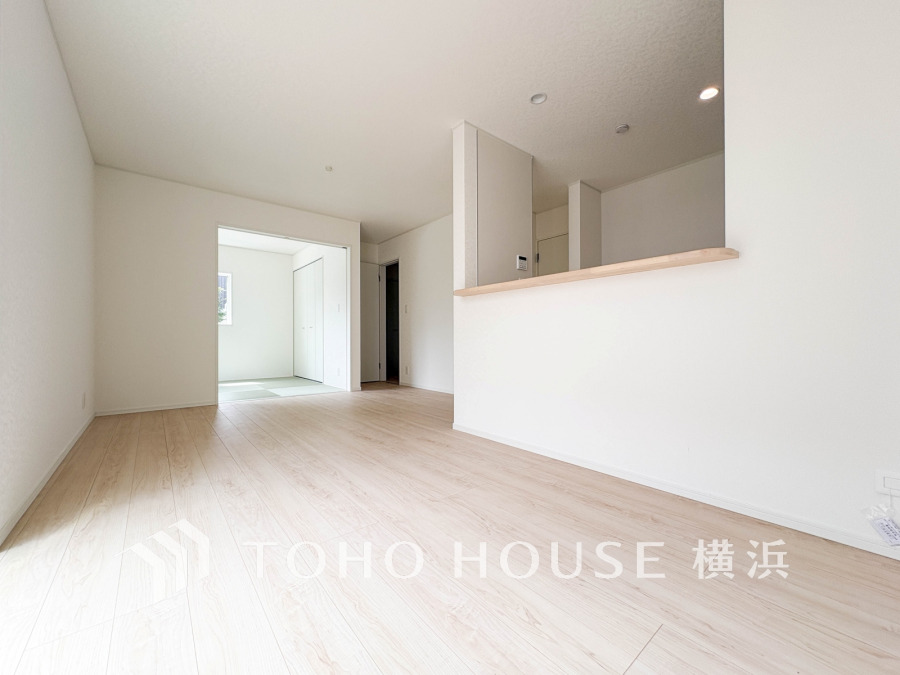 リビングは、家族と共有する生活圏。和室が隣接しており、明るく開放的な居住空間を提供します
