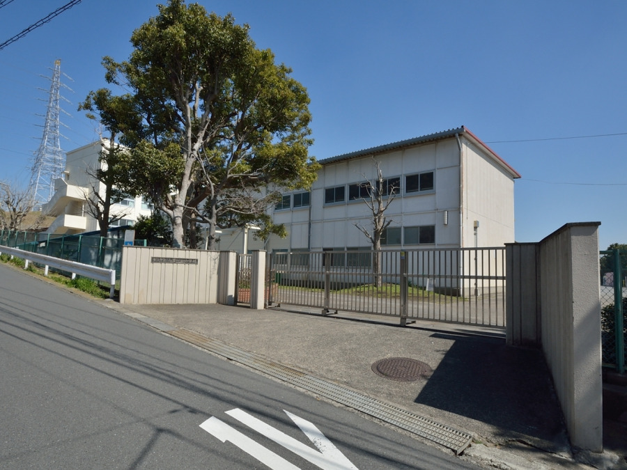 横浜市立小菅ヶ谷小学校　約400ｍ