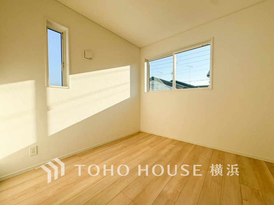 穏やかな風と陽光を導き、プライバシーに配慮された設計プランを採用し、居住性を一段と心地よいものにしています。明るく開放的な空間を演出しております。