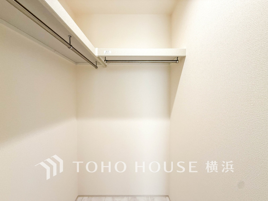 ウォークインクローゼットは家族みんなの衣類が収納できるよう広めに設計してあります。