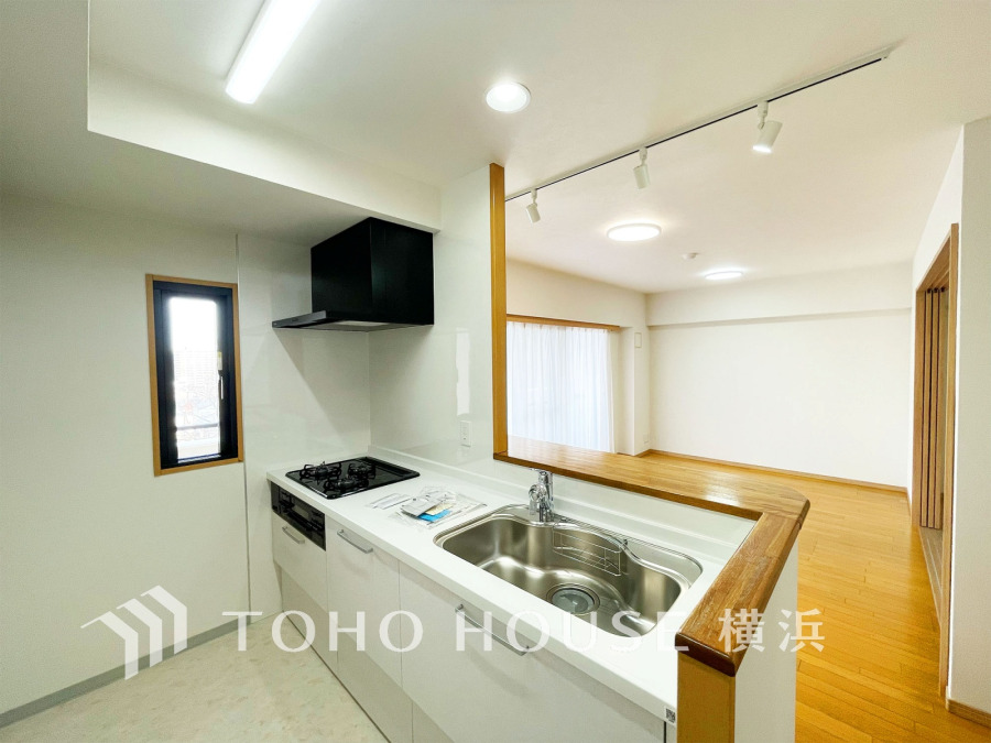 スタイリッシュな対面キッチンを採用。リビングが見渡せるので、お子様を安心して遊ばせながら家事ができ、リビング学習をするお子様にも声がかけやすい自然な距離感。 