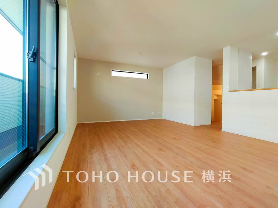 明るい光が差し込む広々としたリビング。シンプルな内装で家具配置も自由自在の快適空間です。