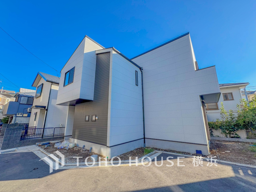 住む人を映し出す洗練された佇まいは、いつまでも輝き続けながらいつしか街の風景に溶け込んでいきます。