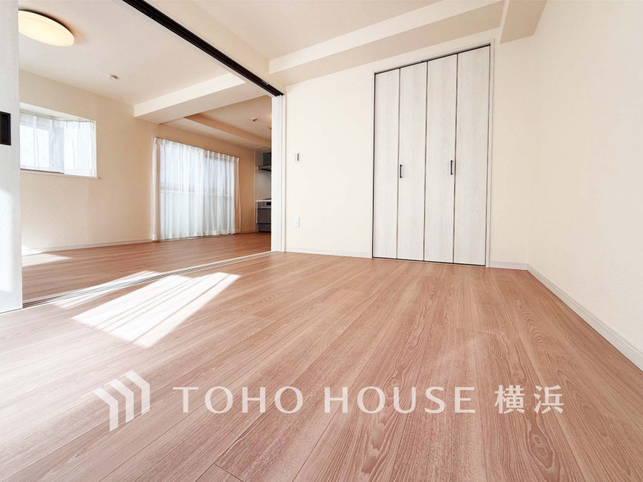 リビングに隣接した洋室は、引き戸を開け放してLDK空間を共有しながら開放的に使うこともできます。
