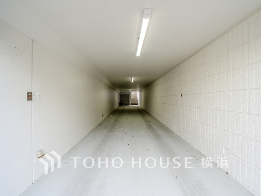 地下ガレージには3台駐車可能。雨や紫外線から大切な愛車を守る、ビルトインガレージはセキュリティ面も安心です。
