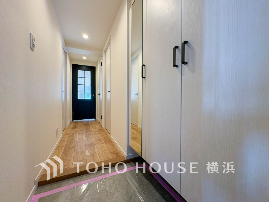 玄関は大容量の収納と姿見付きで実用性と利便性を両立しています。