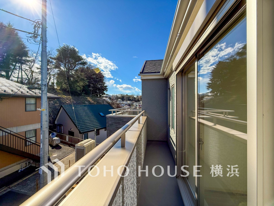 暮らしの中で光と風を演出してくれるバルコニー、見事なまでの開放的な空間を演出しながら、プライベート性も確保された空間は我が家の自慢です。