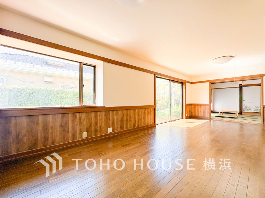 木の温もりを感じる広々としたリビングは、大きな窓から自然光がたっぷり入り、和室とつながる開放的な空間です。