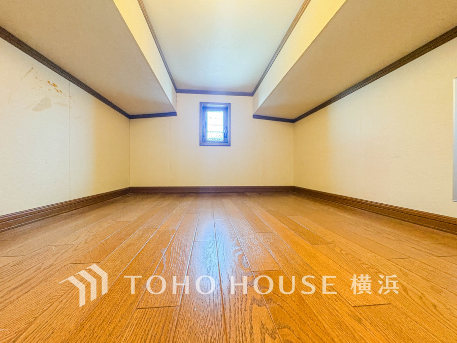 普段は収納できる可動はしごを上ると、屋根裏の有効スペースの開けた空間ができます。大きなお荷物や、衣替えの衣装ケース、その他たくさんの荷物が入ります。居室の中をすっきりとさせる事が出来る造りです。