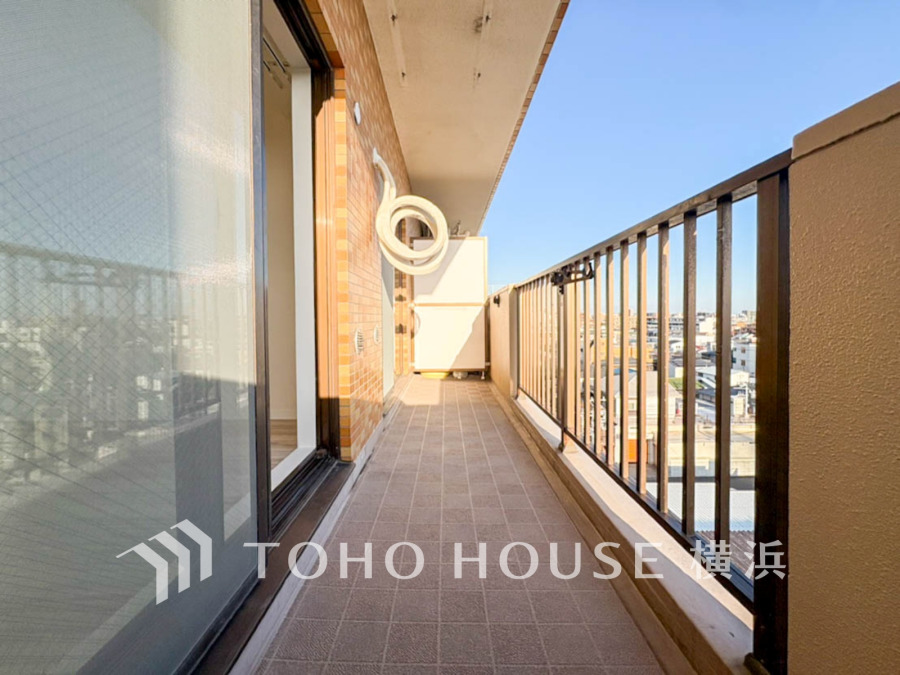 たっぷりの陽光が差し込むバルコニー。健やかな暮らしを守る太陽の恵みを存分に享受できます。爽やかな風と暖かな陽射しが紡ぐハーモニーが日々の暮らしのBGMになることでしょう。