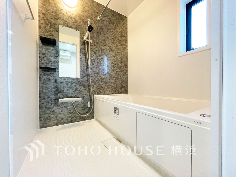 上質が感じられる質感とカラーリングで、清潔な空間美を実現。一日の疲れが癒される優雅なバスタイムを堪能できるゆとりあるバスルームです。