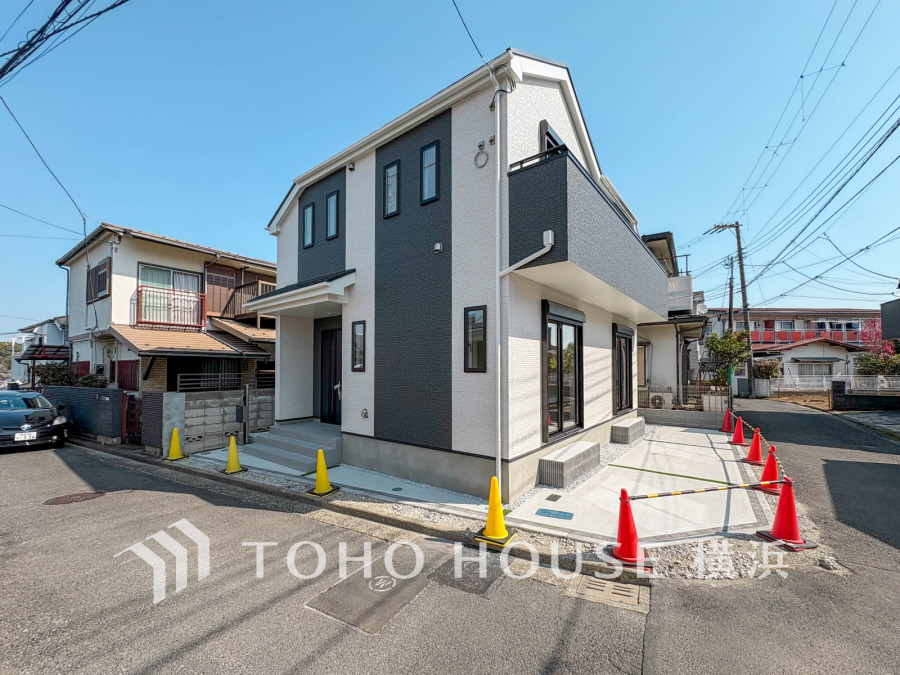 白と黒のモダンな外観が美しい新築一戸建て。角地に位置し、陽当たりと通風に恵まれた快適な住環境です。