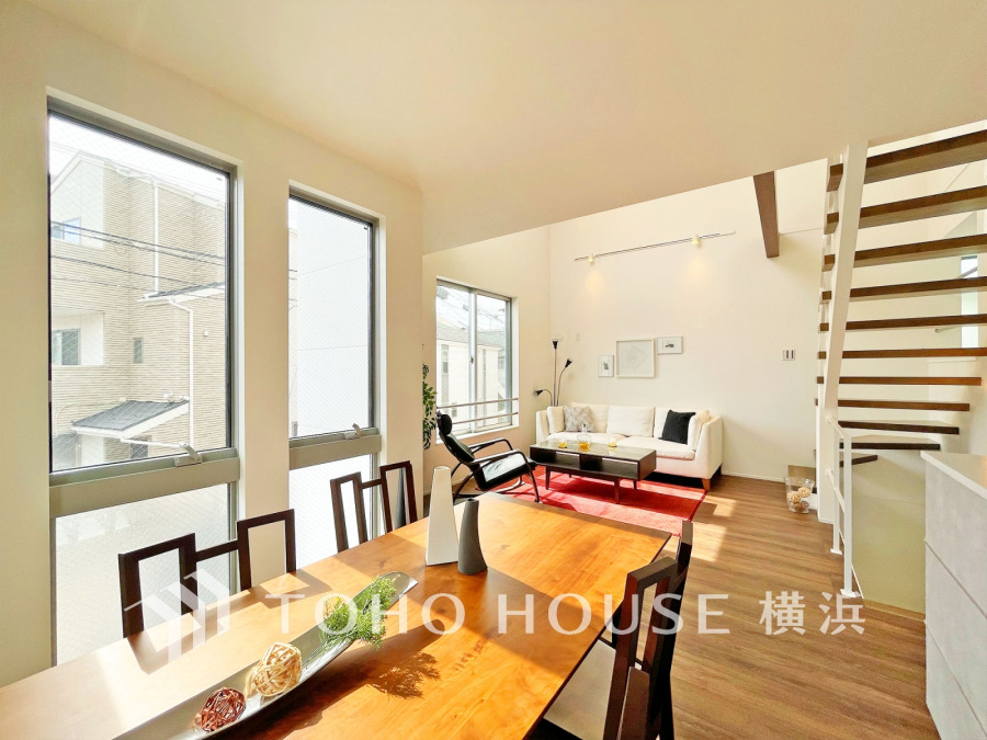 窓から自然光がたっぷりと注ぐ明るいリビングダイニング。開放感あふれる空間でゆったりと寛げます。