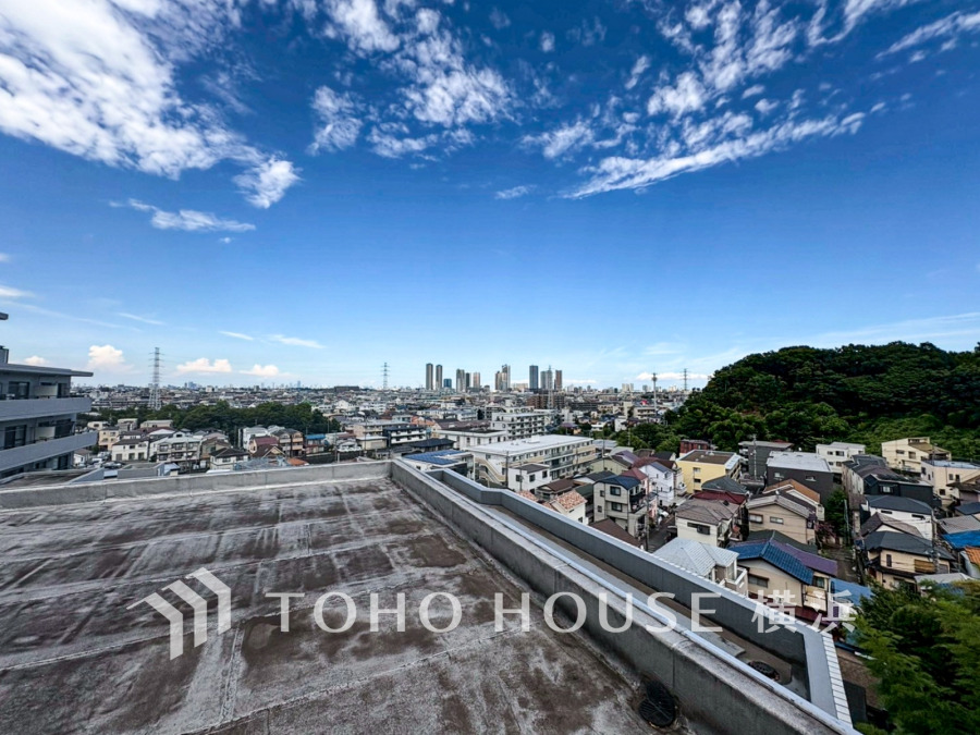 開放感があり、遮るものもなく気持ちのいい景色が広がります。お部屋にも爽やかな風と暖かく柔らかな日差しが差し込み、毎日の暮らしを豊かに彩ります。
