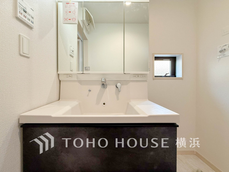 使いやすい機能が備えられた清潔感溢れる洗面空間。収納も充実しています。
