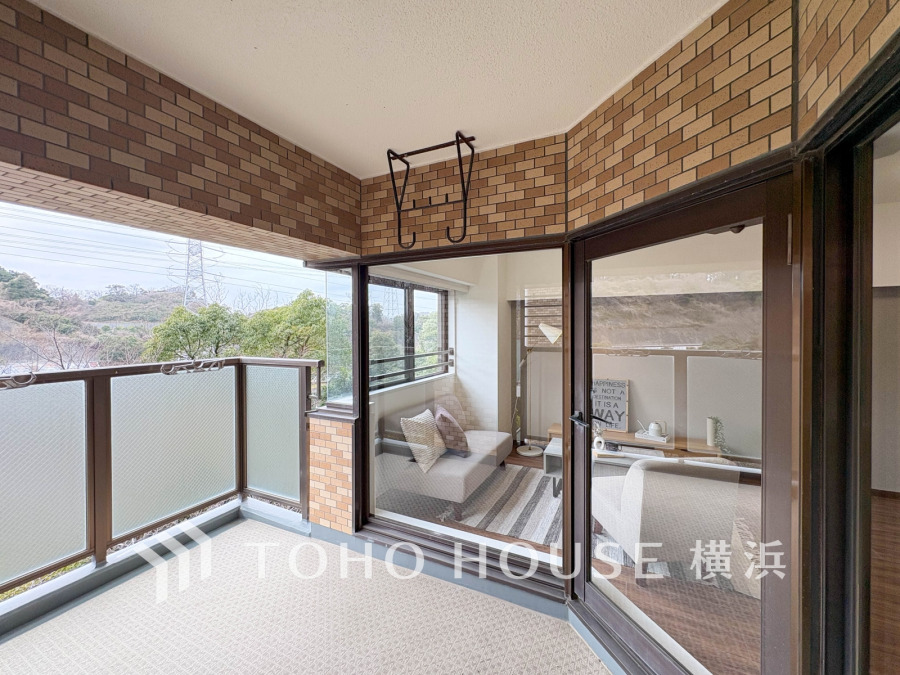 広々としたメインバルコニー。南側が開けた陽当たり良好で開放的な空間です。