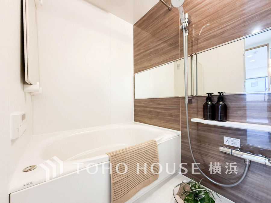 1日の疲れを癒すバスルームは、心地よいリラックスを叶える清潔感溢れる美しい空間です。心からゆったりと寛いでいただけるよう、ゆとりのスペースを確保してます。