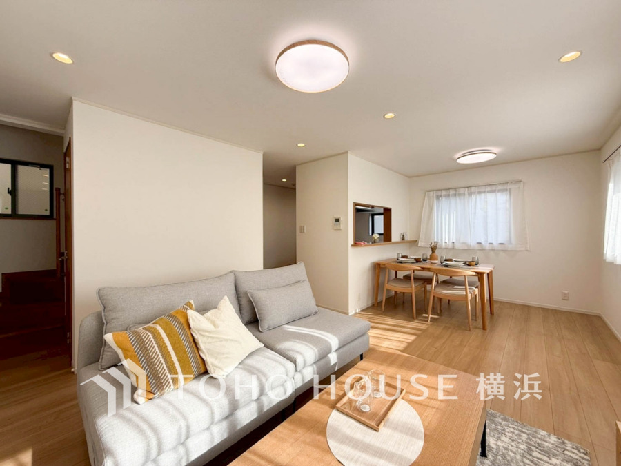 光と風があふれる開放的なリビングダイニングには自然と家族みんなが集まってきます。明るく穏やかな空気のなかで飲んだり、食べたり、笑ったり。