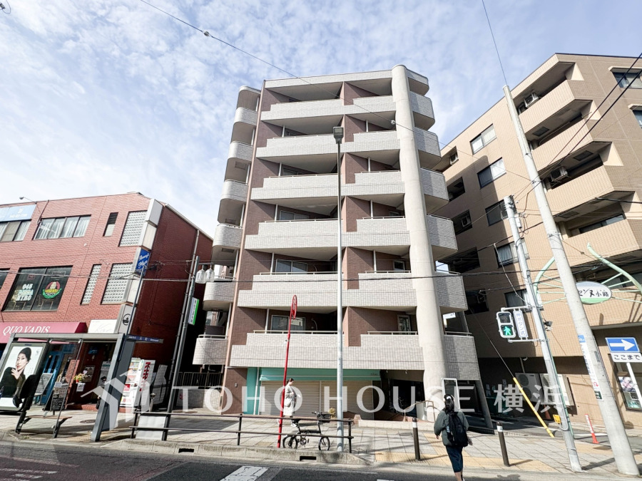 爽やかな青空の下に贅沢なほどに降り注ぐ陽光、豊かな居住性と、クオリティが見事に調和した住空間は、住まうことの喜びを感じさせてくれます。