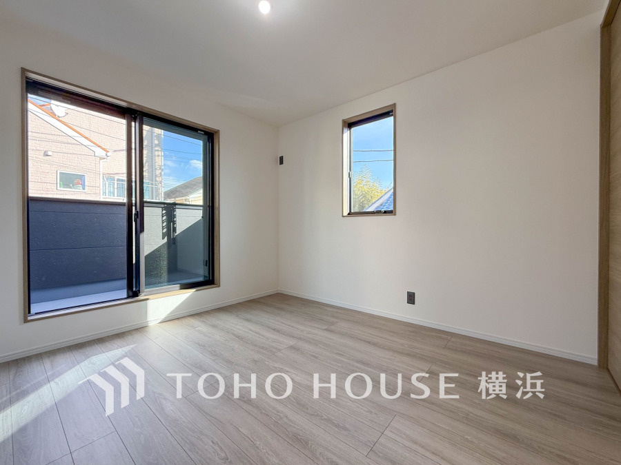 大きな窓からは快適な光を取り入れ、通気性能を上げる事で居心地の良い空間を演出します。多くの時間を過ごす住まいだからこそ、いつも快適な場所であるように心掛けています。